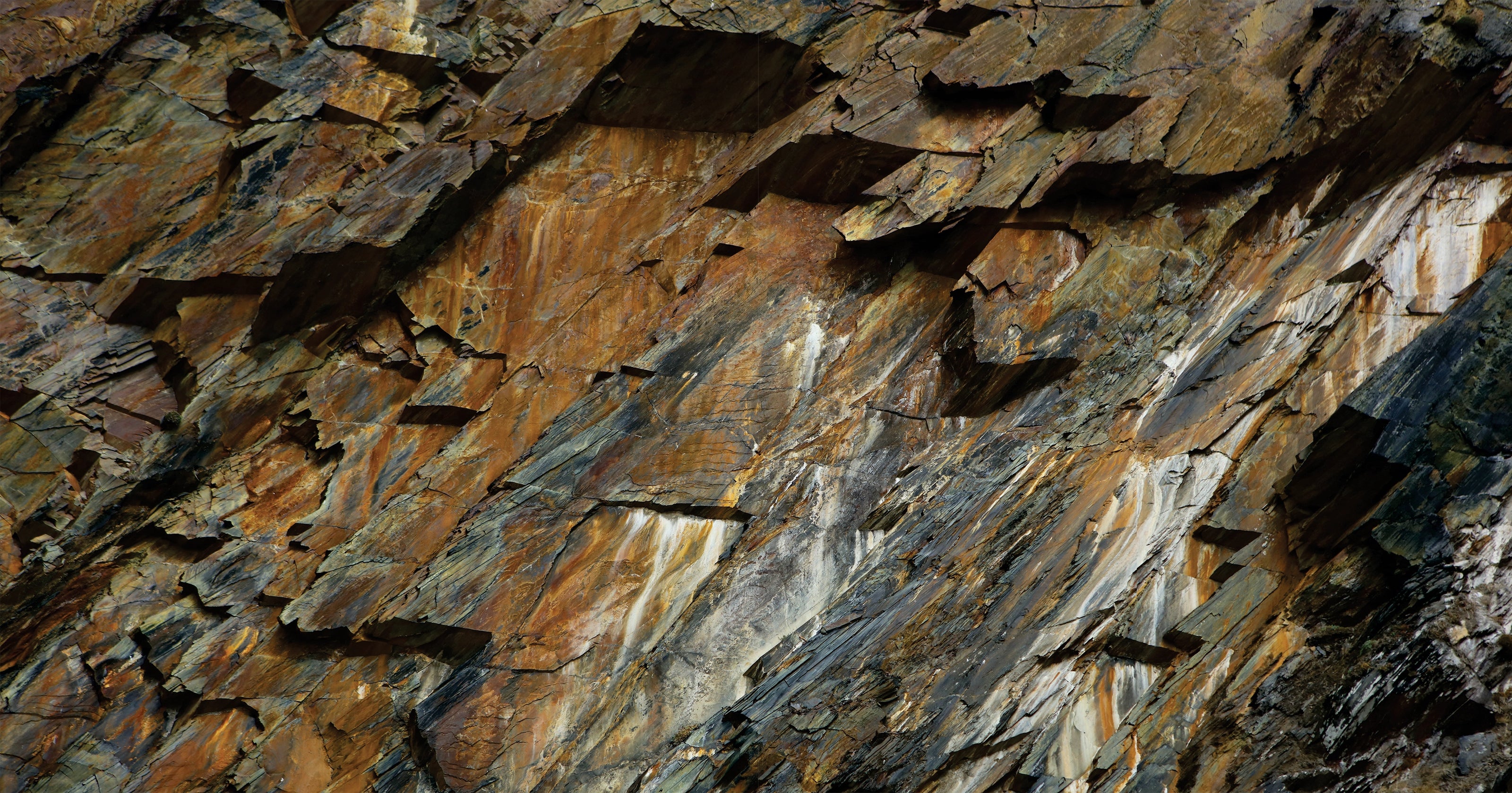 FX‑046 Natural Rock Beycik flexible marble panel showcasing rugged stratified rock layers in rich browns, grays, and rust tones with realistic fissures and texture printing, by Dunya Home Design.