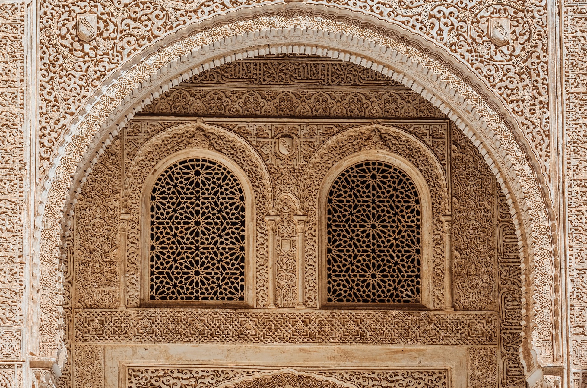FX‑184 Arabesque Filigree Marble flexible marble panel showcasing a symmetrical Moorish arch motif filled with intricate, lace‑like arabesque carving in warm sandstone‑beige hues, by Dunya Home Design.

